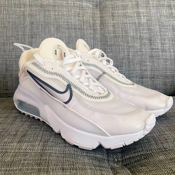 White Nike shoes - Picture 1 of 12